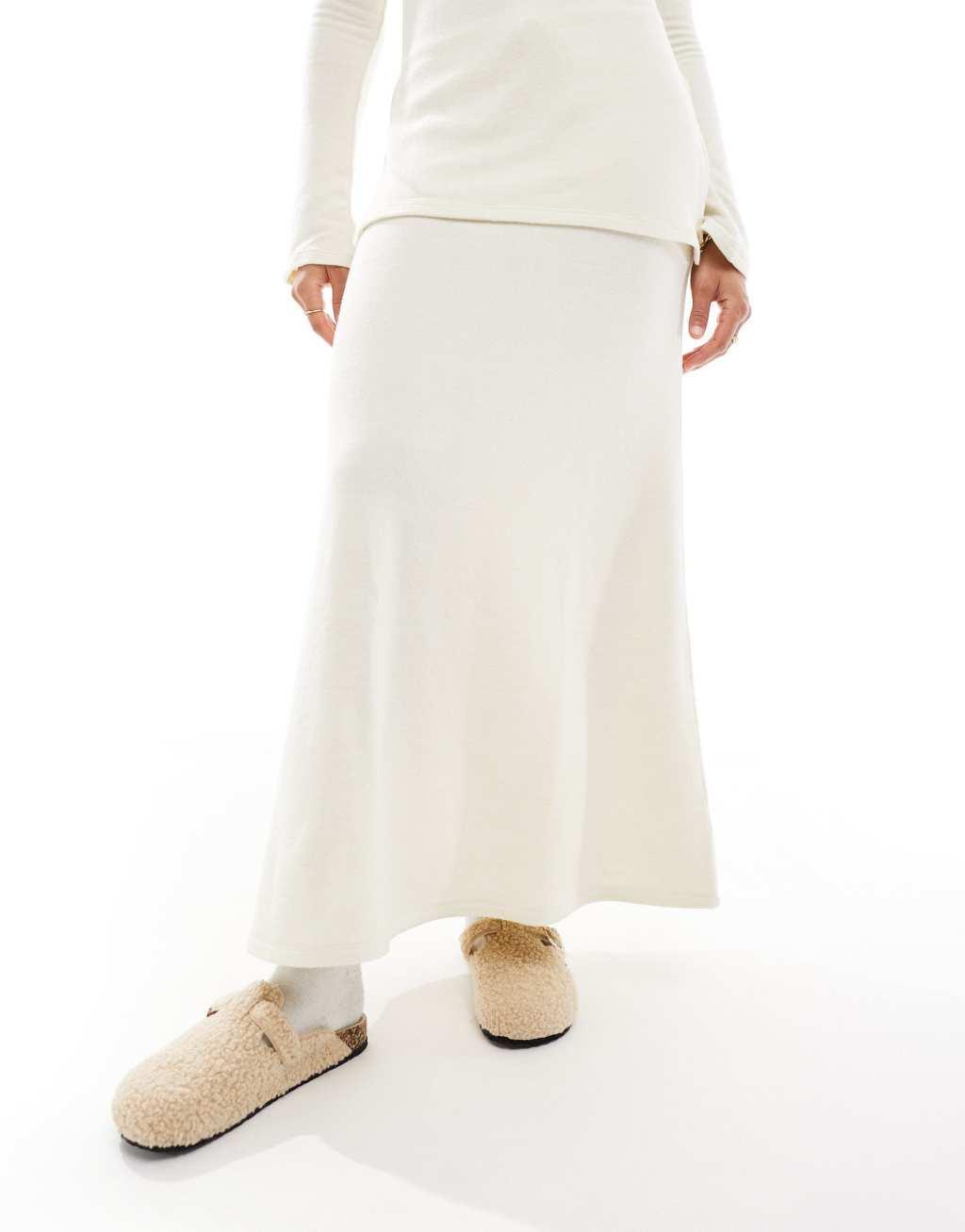 Vero Moda mix and match supersoft maxi skirt in cream Product Image