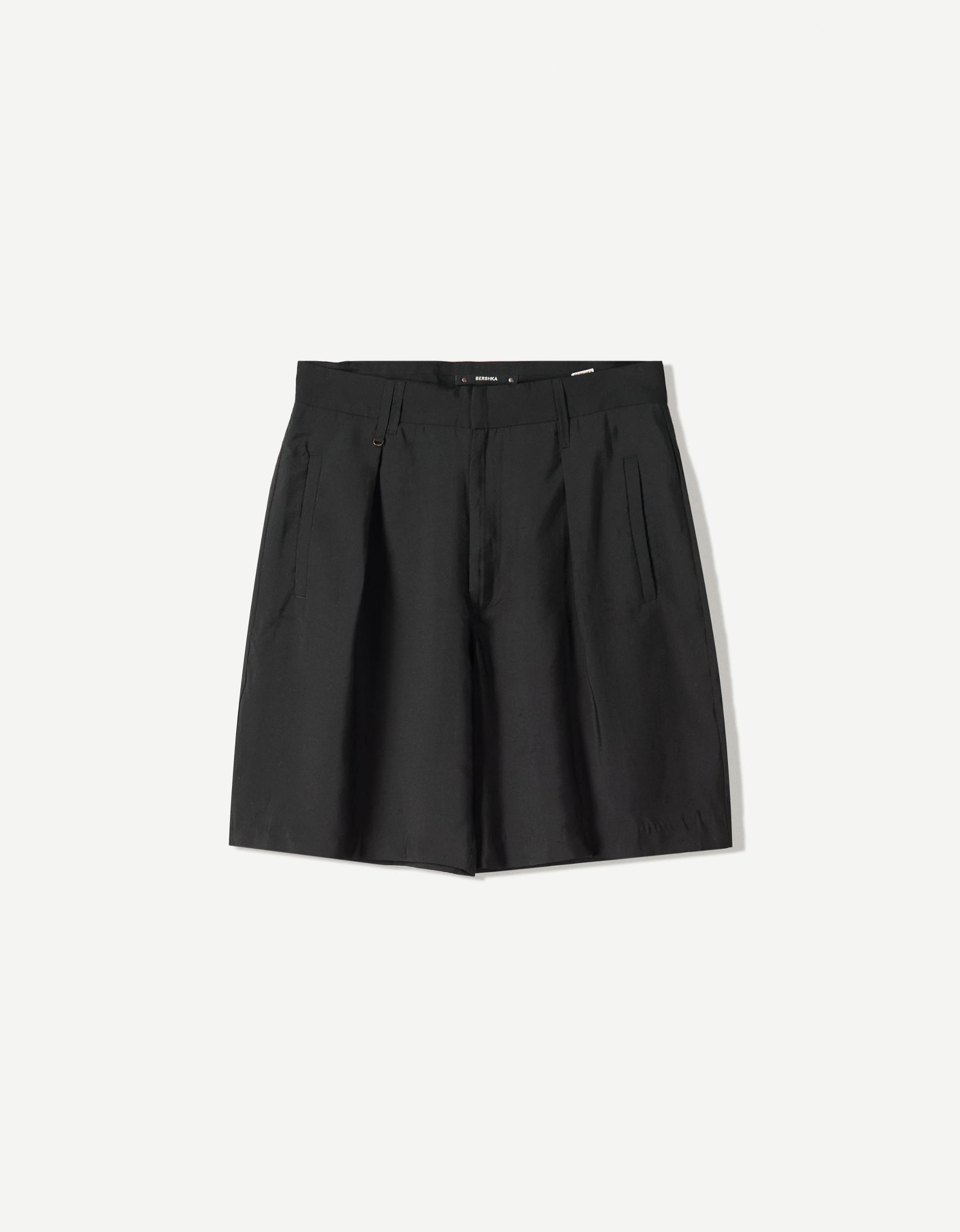 Wide-leg pleated Bermuda shorts Product Image
