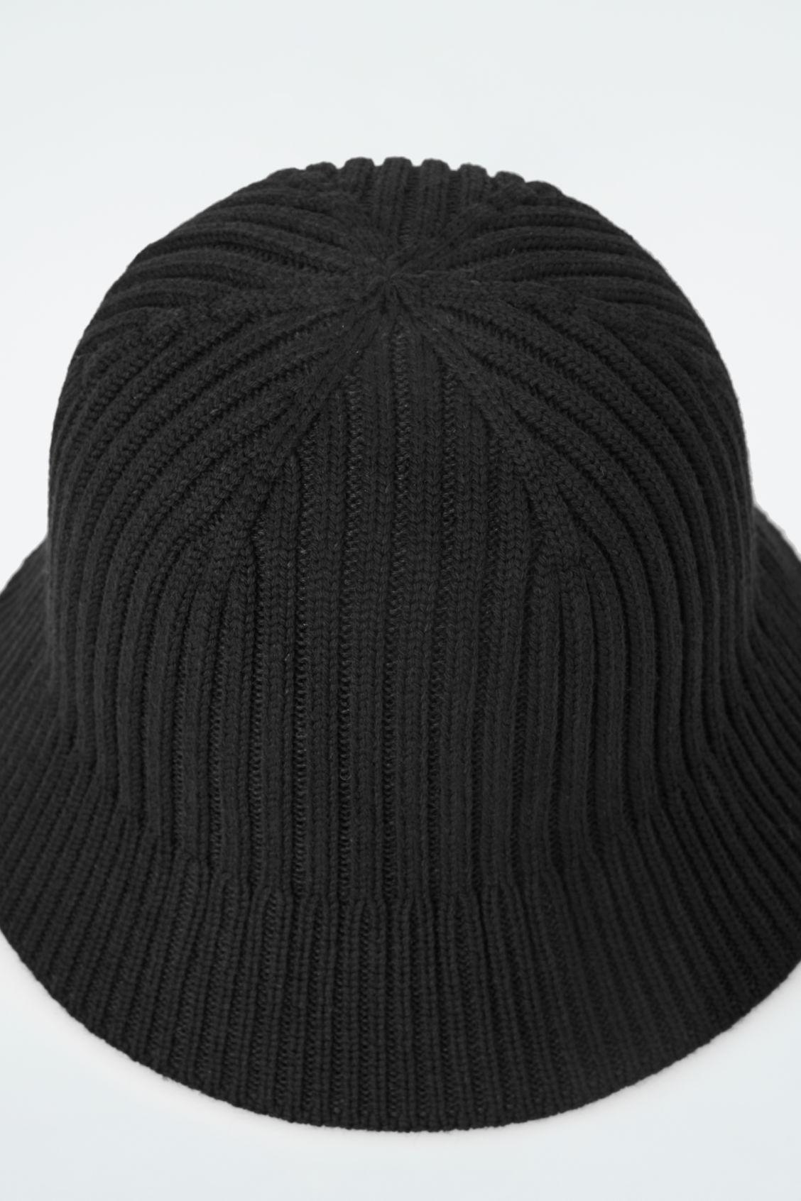 RIBBED-KNIT BUCKET HAT Product Image