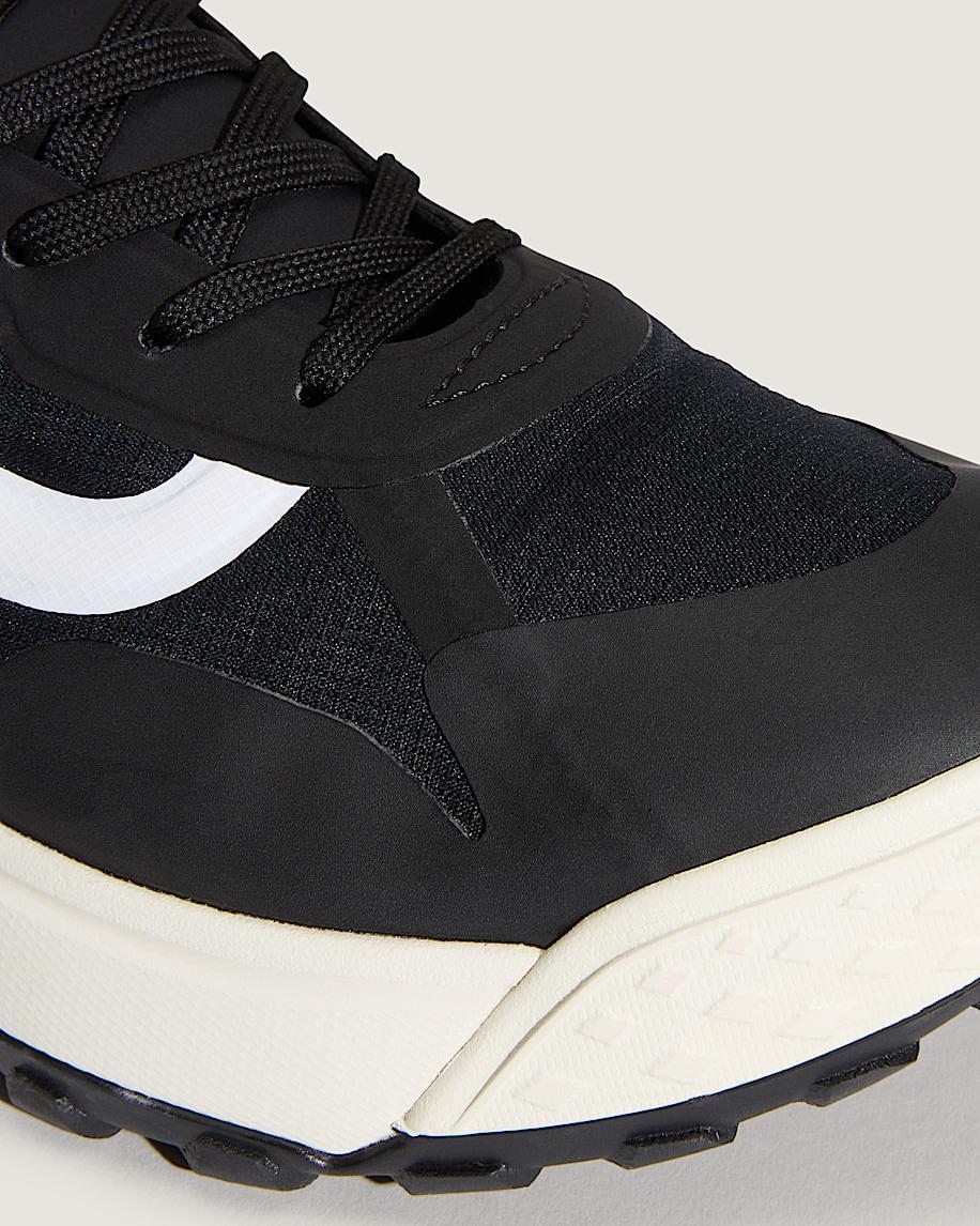 Crosspath Shoe in Black / White| Vans US Product Image