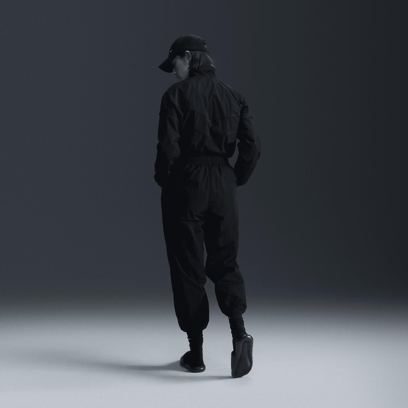 Nike Womens Windrunner Loose UV Woven Full-Zip Jacket | FV6304-010 Product Image