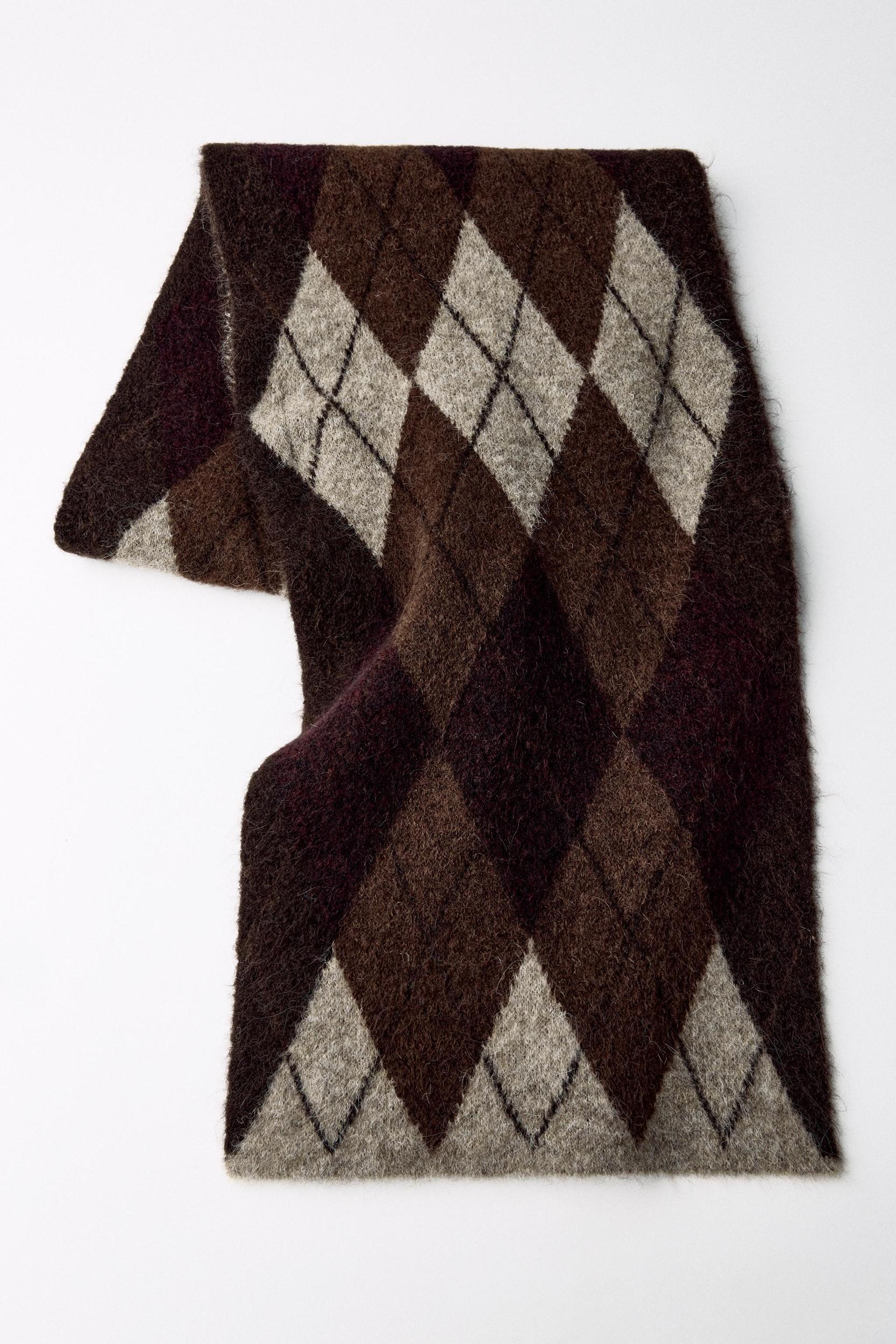 ARGYLE KNIT SCARF Product Image