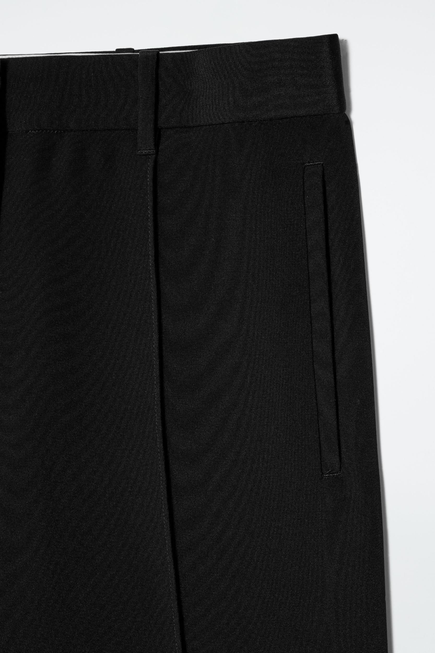 TAILORED SILK SHORTS Product Image