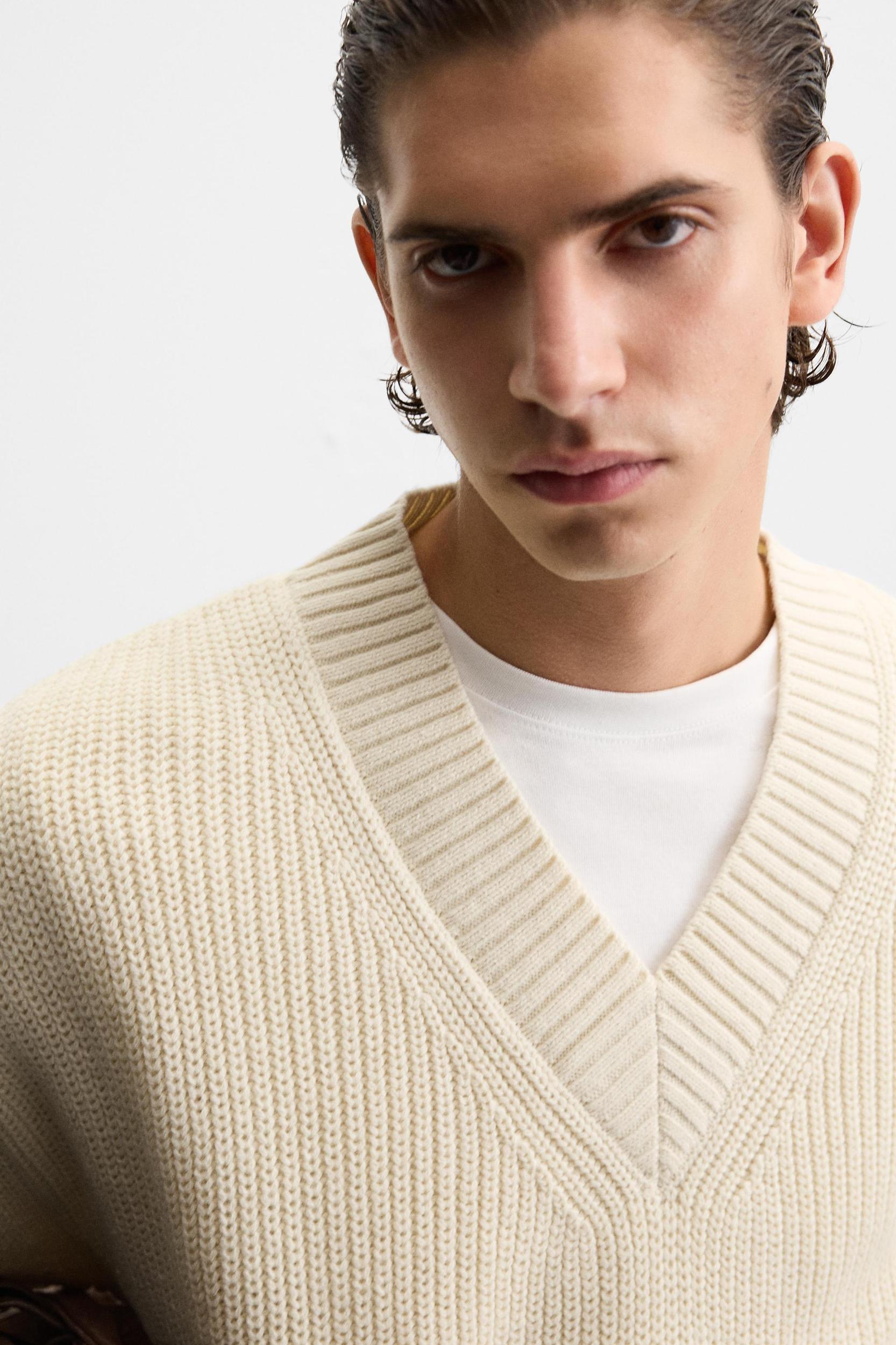 V-NECK STRUCTURED SWEATER Product Image