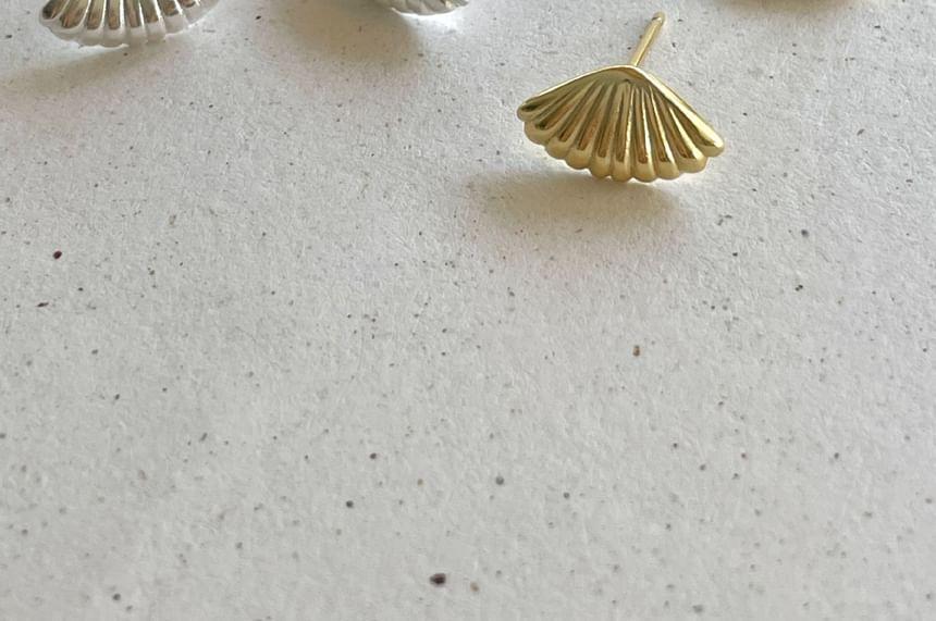 Shell Stud Earring Product Image