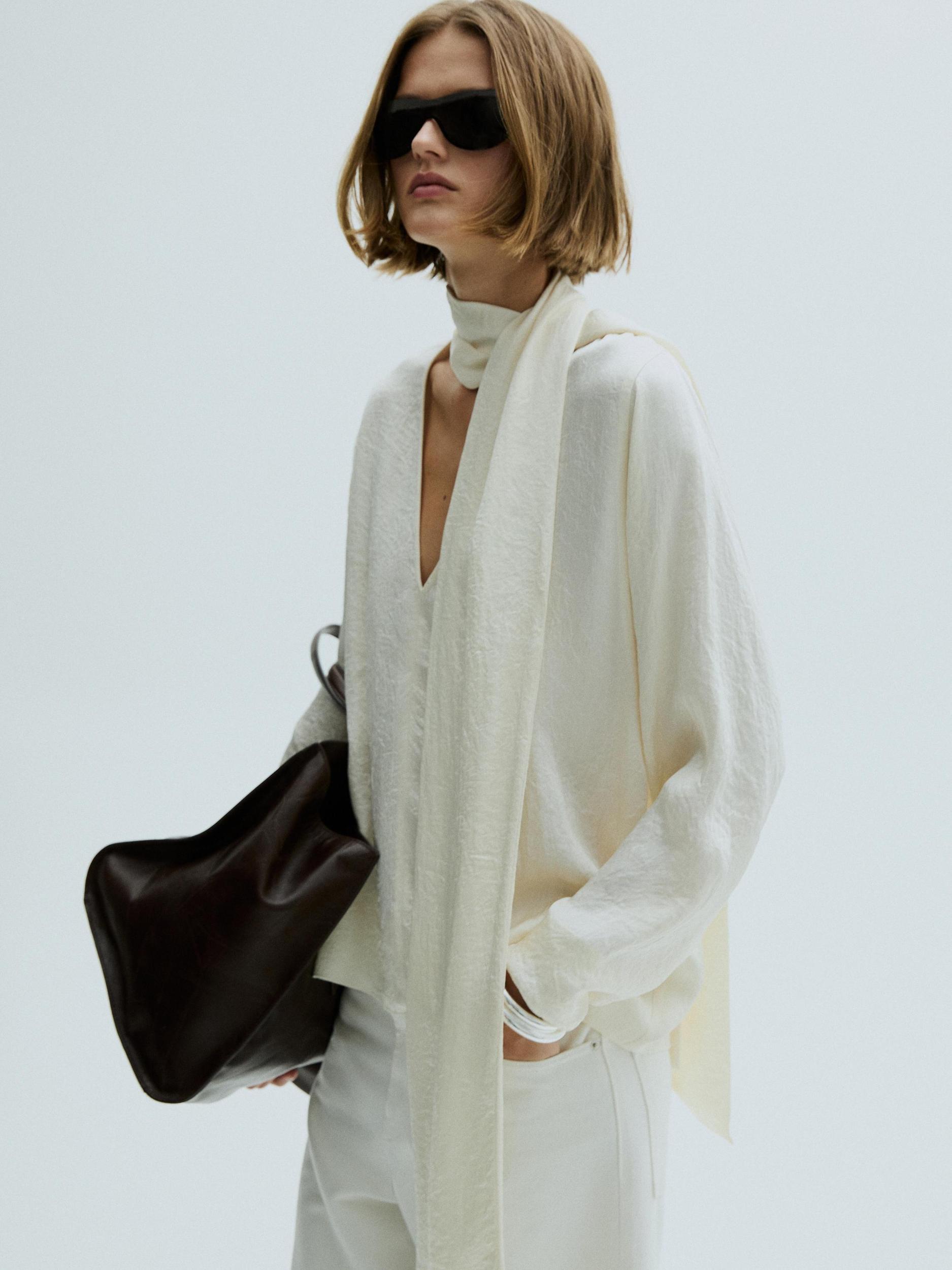 Flowing blouse with tie Product Image