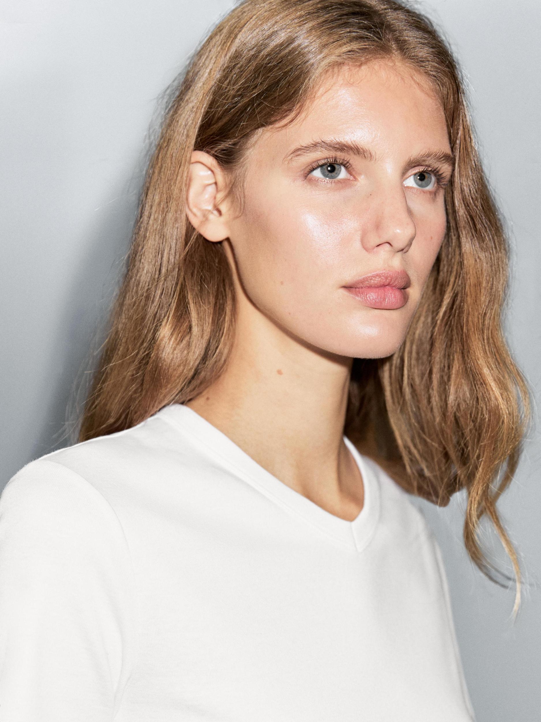 100% cotton V-neck T-shirt Product Image