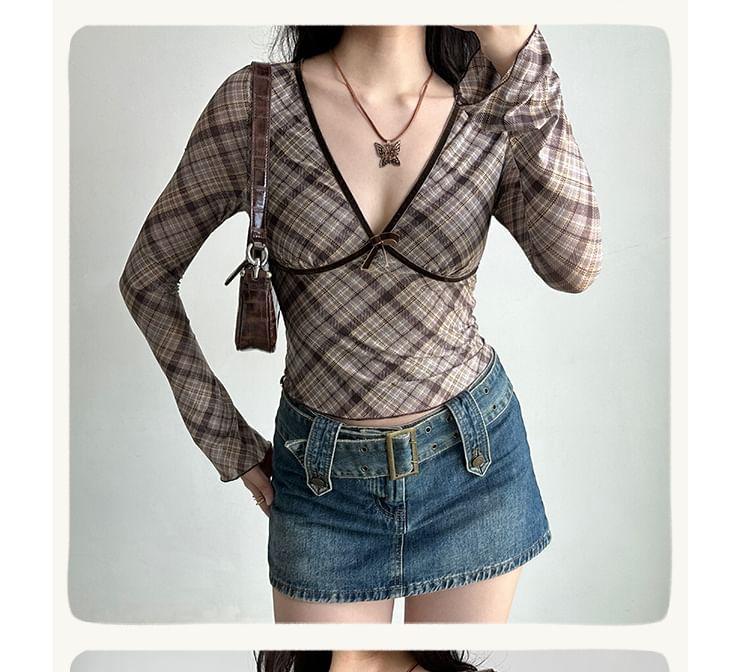 Long-Sleeve V-Neck Plaid Crop Top Product Image