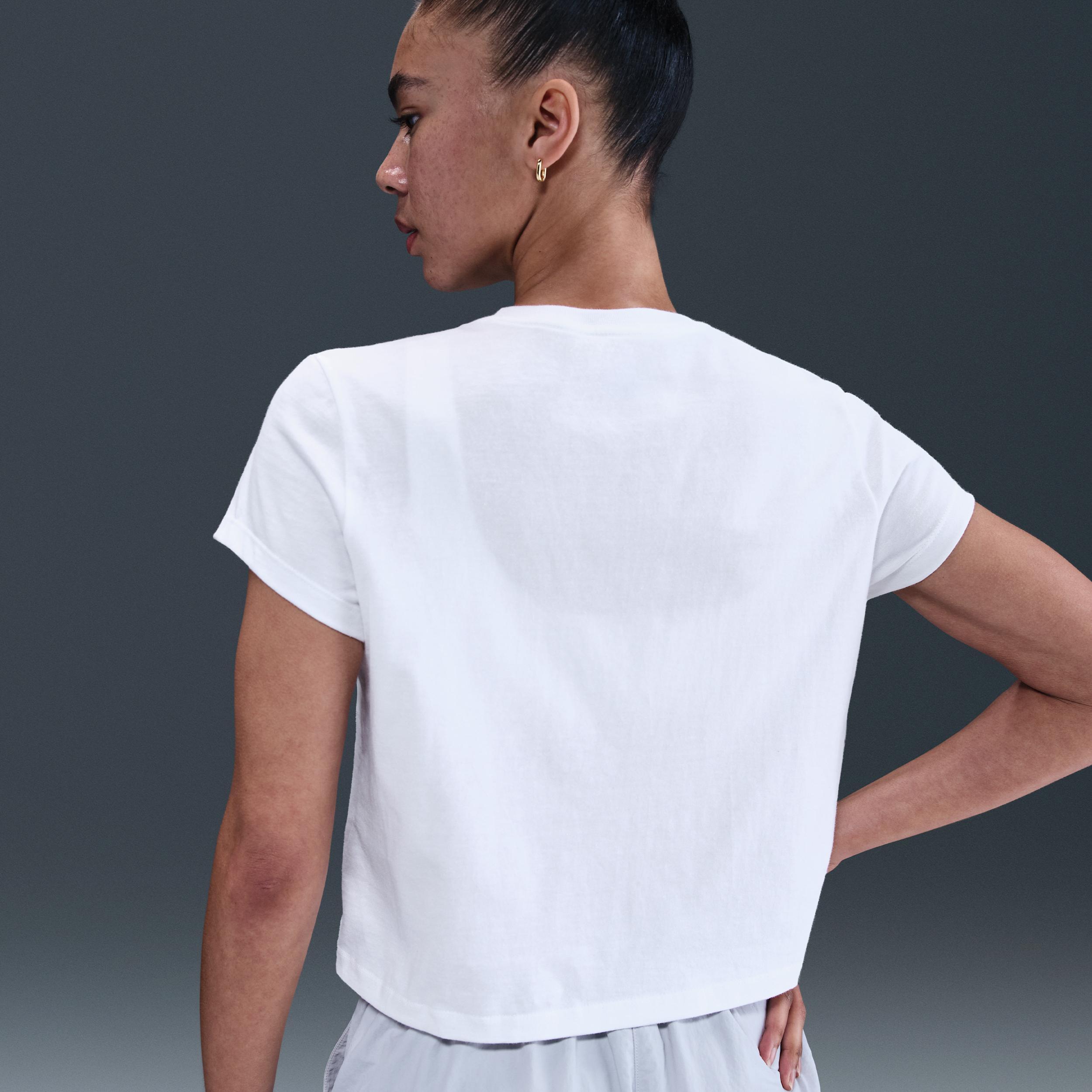 Nike Club Women's Cropped T-Shirt Product Image