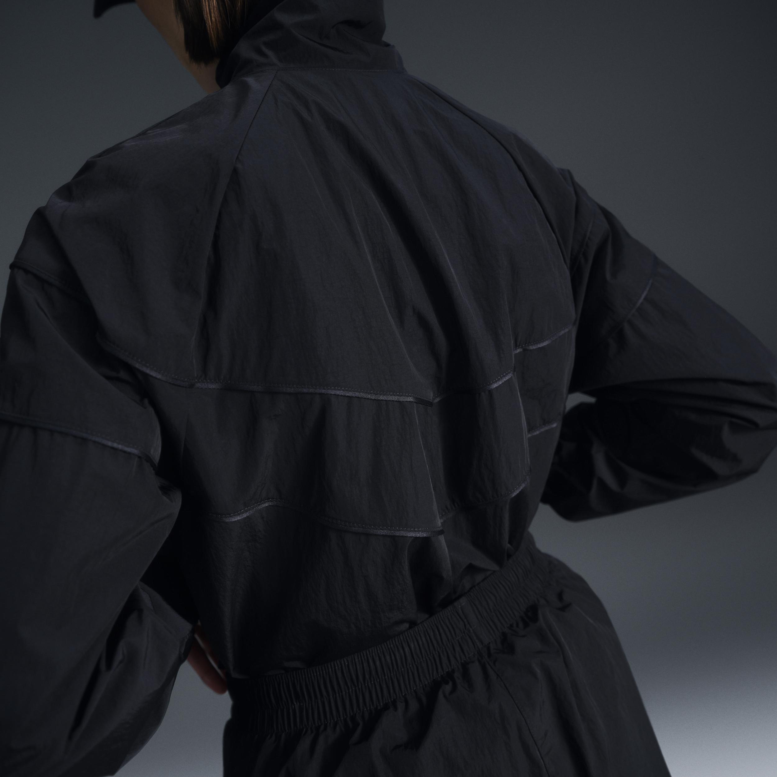 Nike Womens Windrunner Loose UV Woven Full-Zip Jacket | FV6304-010 Product Image