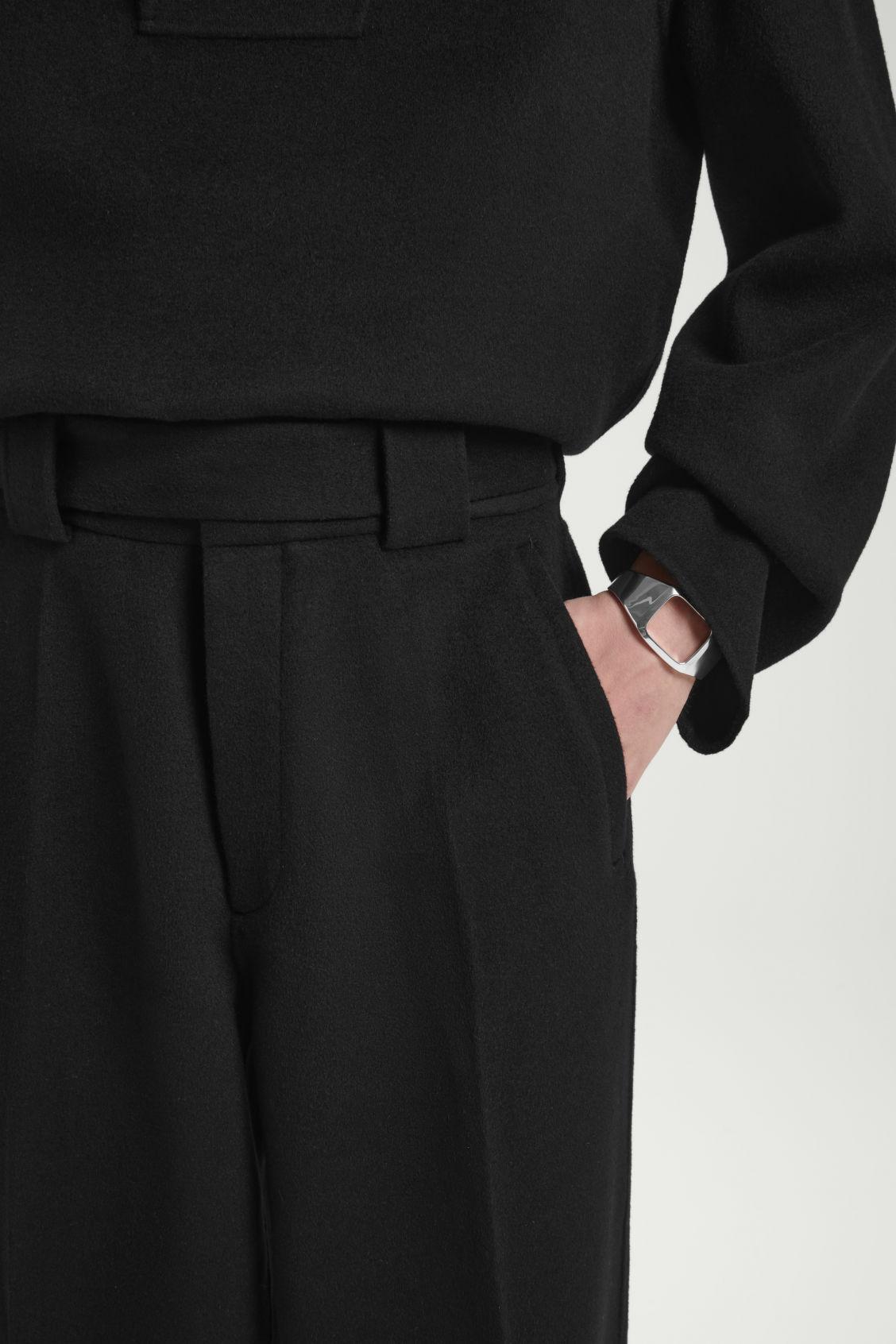 THE BARREL-LEG PANTS Product Image